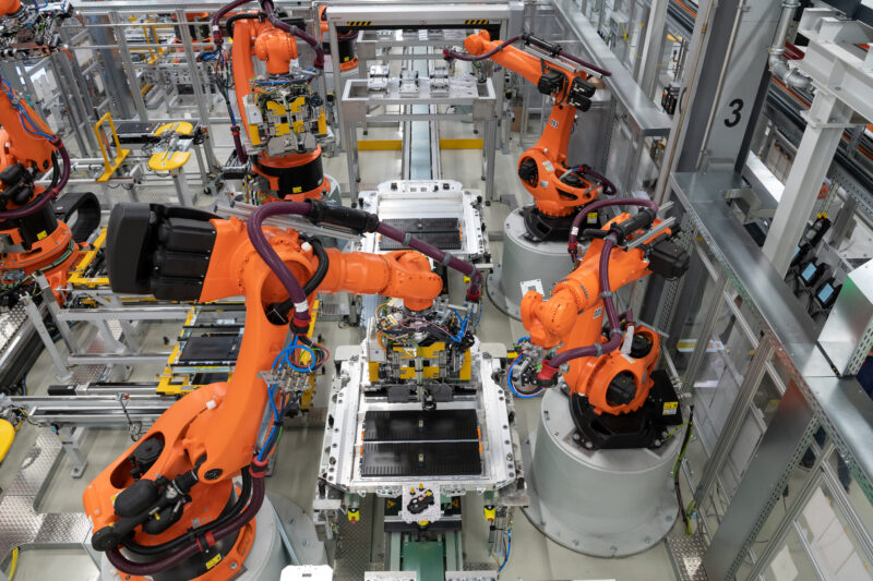 High-voltage batteries are installed in an electric vehicle entirely automatically 